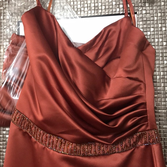 Gown - Picture 6 of 6